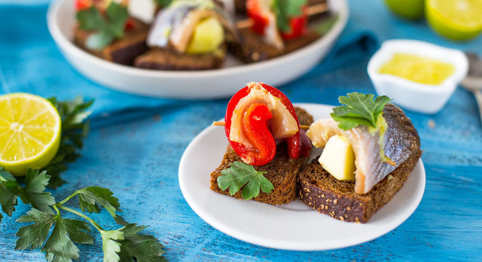 Рольмопсы из сельди на бородинском хлебе