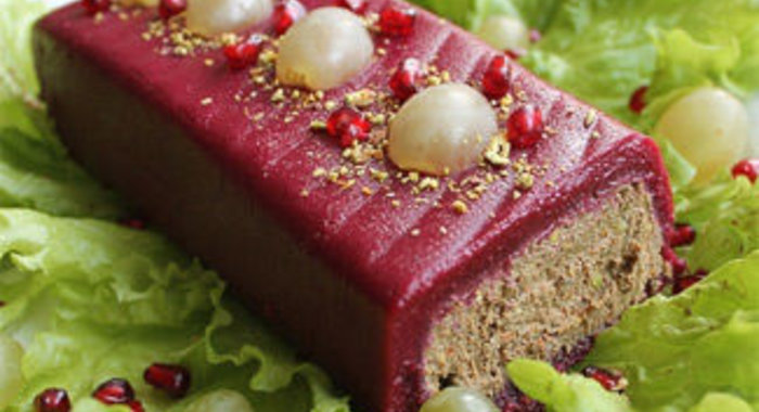 Паштет из куриной печени с фисташками под клюквенным соусом