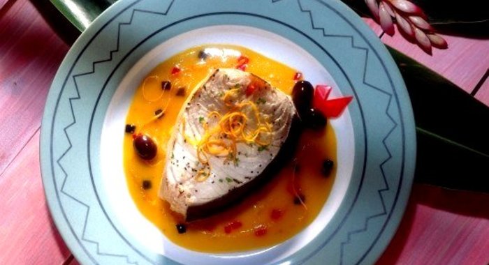 Рыба-меч с луком и белым вином