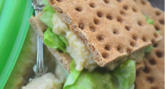 Паштет из нута с яблоками и хлебцами из отрубей