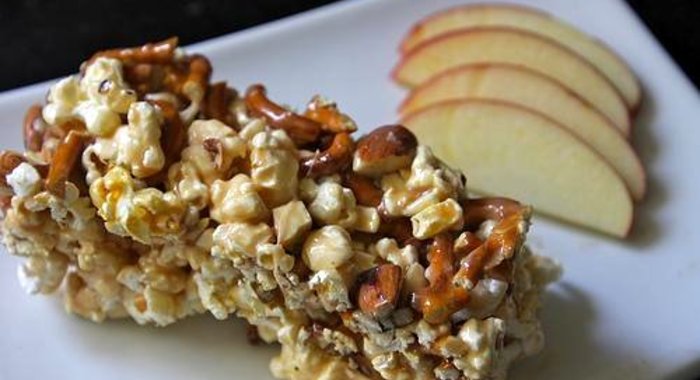 Пирожные из попкорна с миндалем