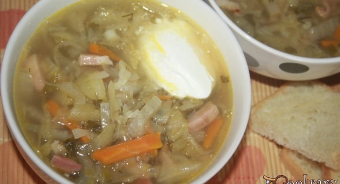 Ароматные щи с варено-копченой грудинкой и кислым яблоком