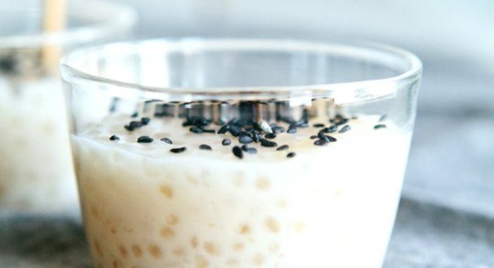 Тапиока на миндальном молоке с черным кунжутом