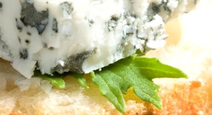 Бутерброд с сыром и грецкими орехами