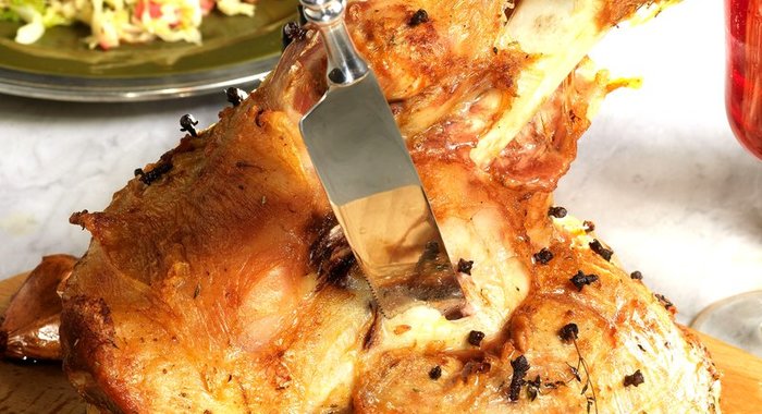 Свиной окорок с тушеной капустой и печеным пастернаком