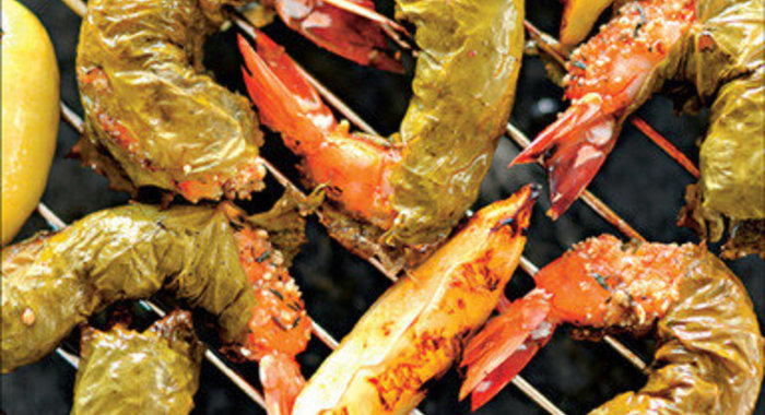 Креветки в виноградных листьях с дуккой