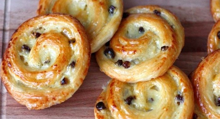Улитки из слоеного теста с изюмом