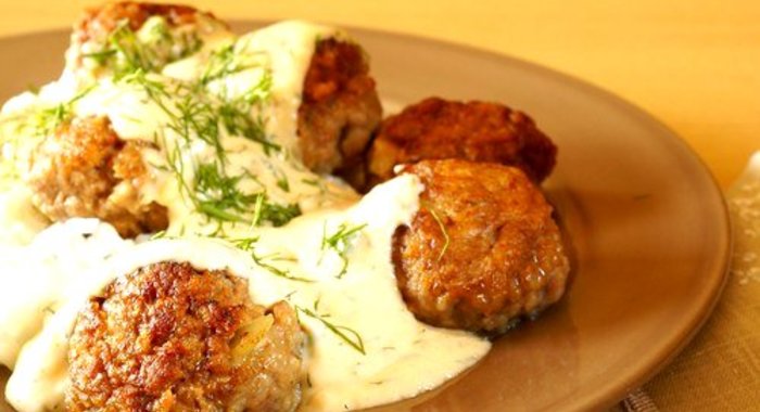 Куриные котлеты со сливочным соусом в микроволновой печи