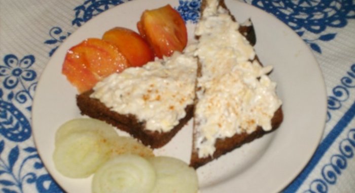 Закусочные бутерброды с хреном и сметаной