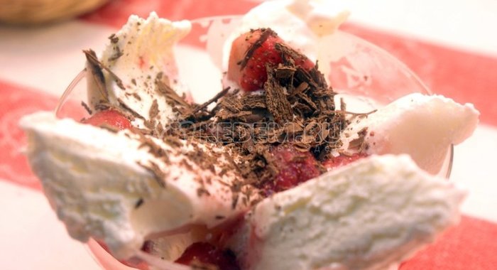 Мороженое с клубникой