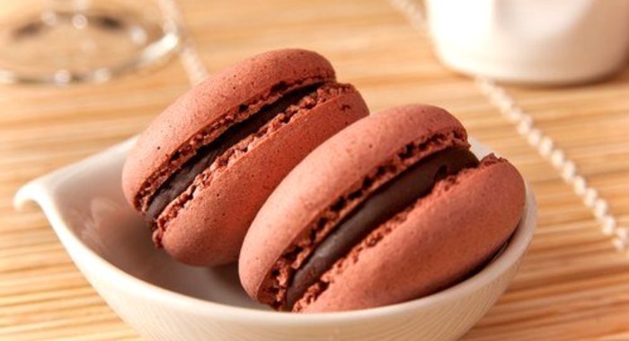 Миндальные пирожные макароны с шоколадной начинкой