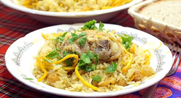 Плов с курицей, изюмом и морковью по-корейски