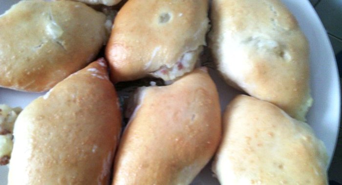 Печеные пирожки с фаршем и картофелем