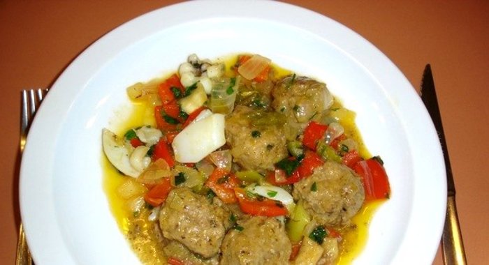 Тефтели, тушенные с овощами