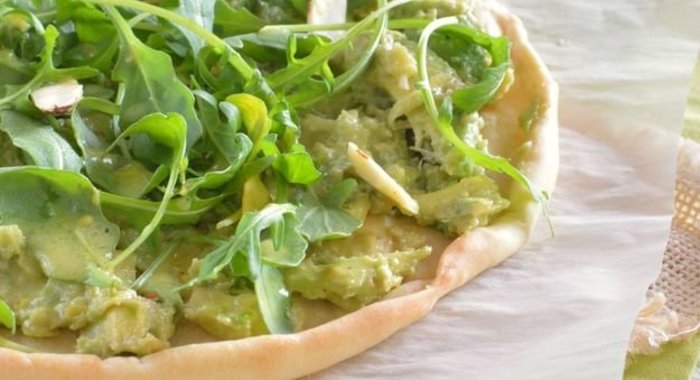 Пицца с авокадо и рукколой