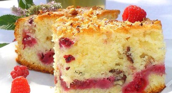 Пирог с малиной и орехами