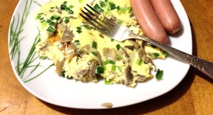 Омлет с шампиньонами и зеленым луком