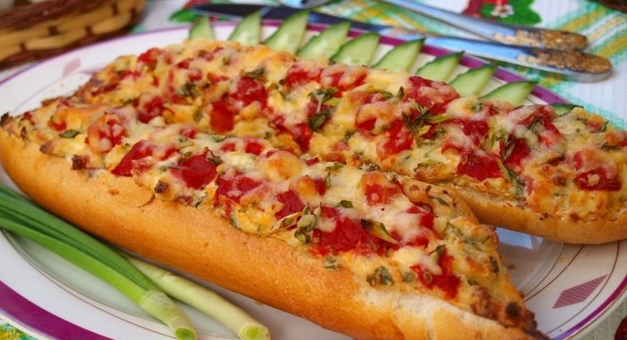 Запечённый багет с колбасой и помидорами