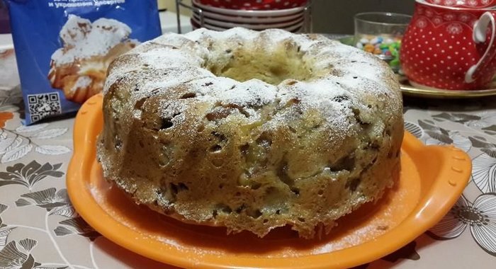 Кекс с кусочками бананов и изюмом в коньяке