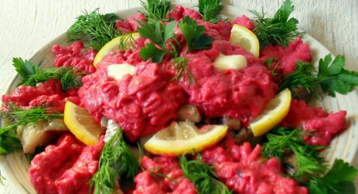 Селедочка под свекольным крем-соусом