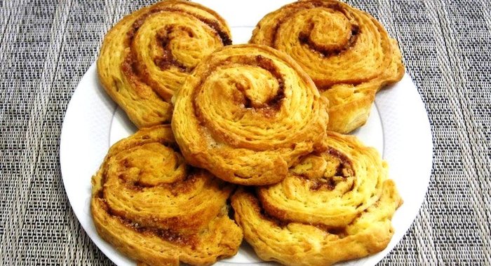 Плюшки с корицей из домашнего слоеного теста