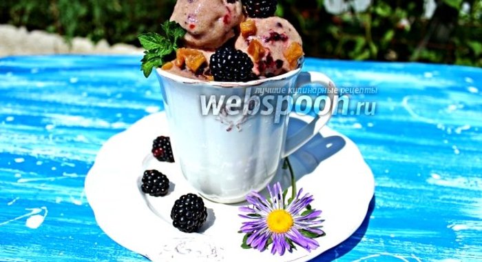 Банановое мороженое с ежевикой и ревеневым компотом