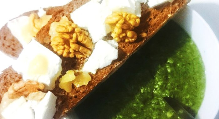 Суп-пюре из шпината, цветной капусты и риса с зерновыми тартинами