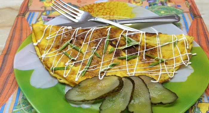 Омлет из двух яиц фаршированный твердым сыром и грибами