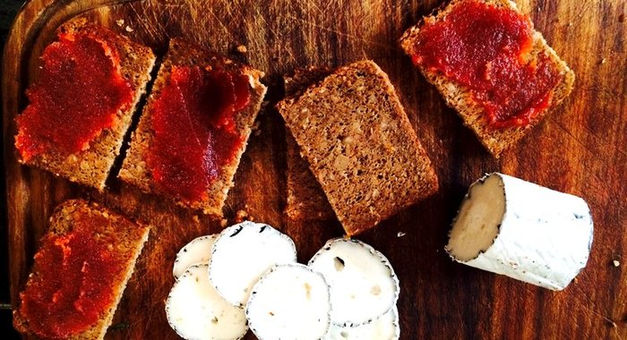 Бутерброды с мармеладом из айвы и козьим сыром