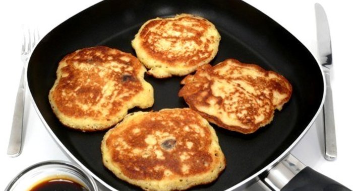 Оладьи манные на меду с вареньем