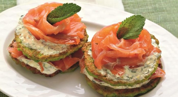 Гороховые оладьи с копченым лососем