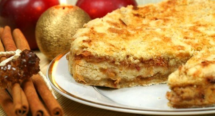 Шарлотка с орехами и корицей