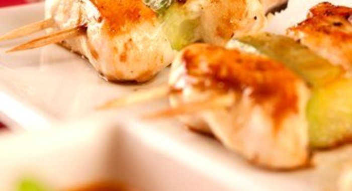 Куриные шашлыки с пюре из батата и с пюре из зеленого горошка и мяты