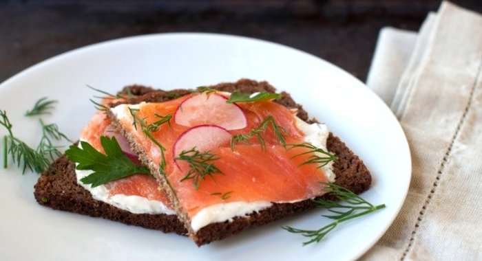 Бутерброды с копченым лососем