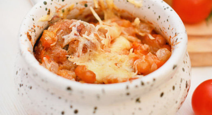 Тефтели с фасолью, запеченные в горшочках