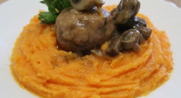 Тефтели с тыквенным пюре под соусом из шампиньонов и лесных грибов
