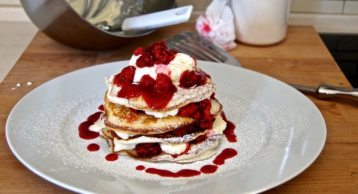 Американские панкейки с кремом из маскарпоне и малиной