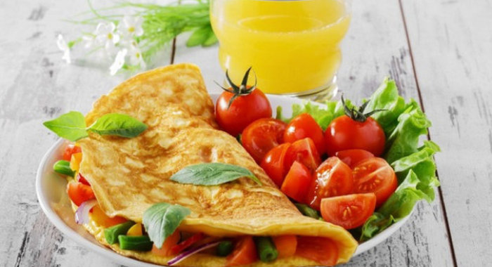 Омлет со шпинатом, сыром и помидорами