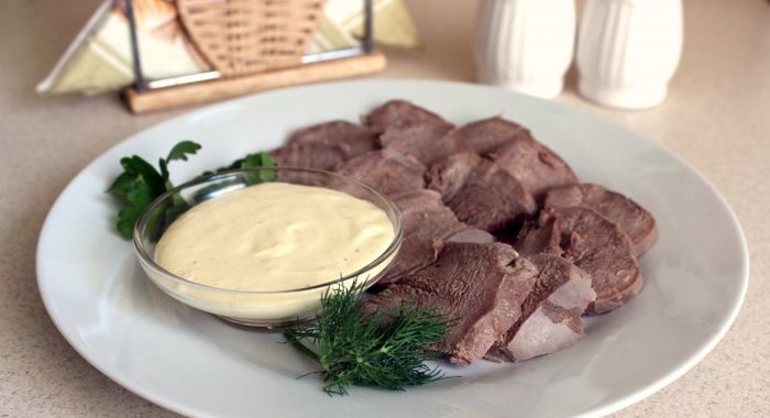 Отварной свиной язык с соусом с хреном