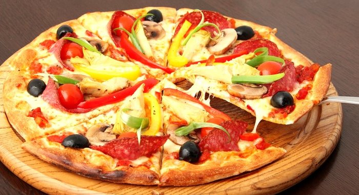 Пицца с овощами и колбасой