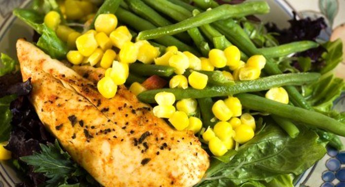 Фаршированная маскарпоне и эстрагоном курица с рагу из фасоли и бекона