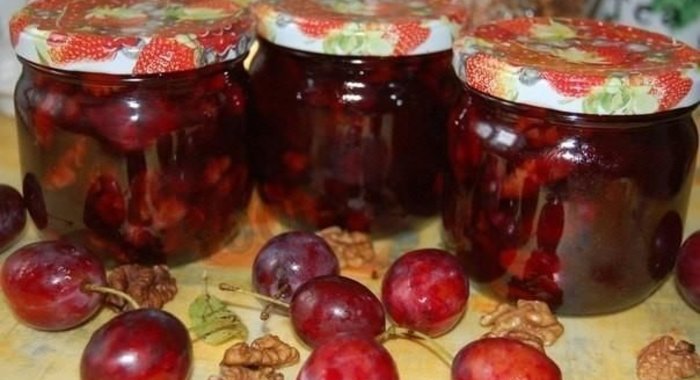 Сливовый джем с орехами