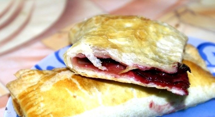 Слоеные пирожки с вишней