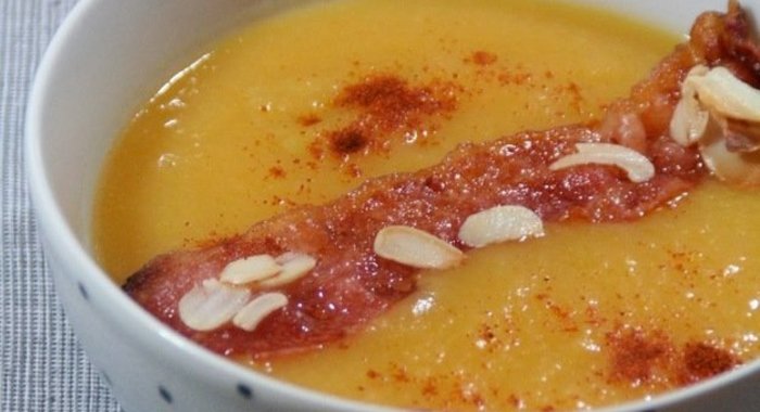Овощной суп-пюре с беконом и миндалем