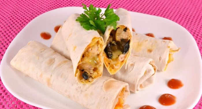 Рулеты из лаваша с курицей, грибами и сыром в микроволновке