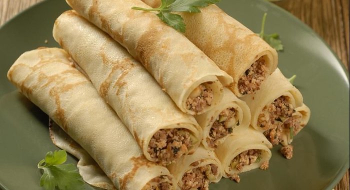 Блинчики с мясом, оливками и кедровыми орешками