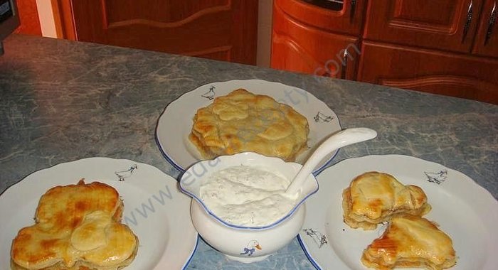 Фигурные пирожки из готового слоеного теста