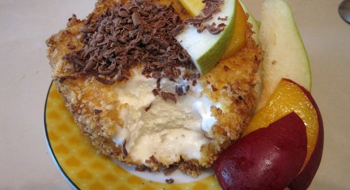 Жареное мороженое с шоколадом, грушей и персиком