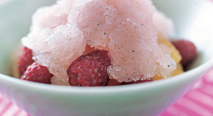 Ванильно-грейпфрутовое мороженое гранита со свежими ягодами