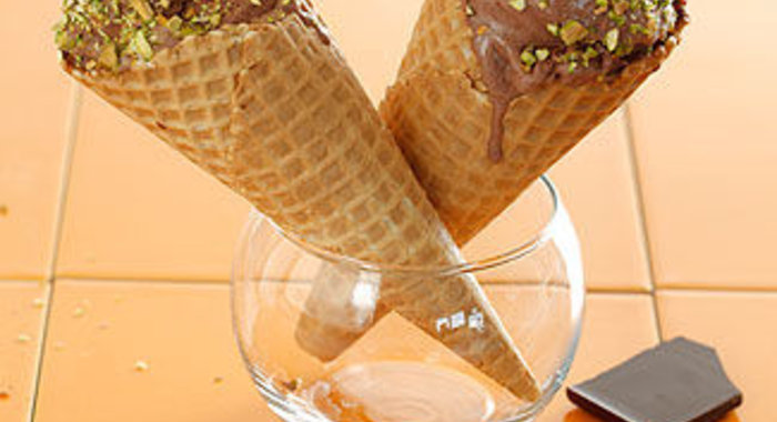 Шоколадно-ванильное мороженое с фисташками